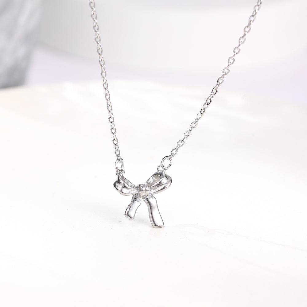 Silver embrace necklace