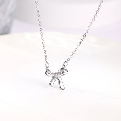 Silver embrace necklace